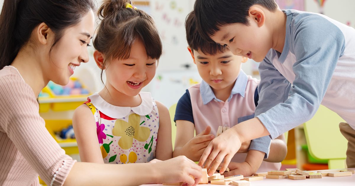 育兒指導相關文章分享 - 孩子老是搶玩具、不願意合作？6歲前是協作力發展關鍵期，父母要先做對這7件事圖片